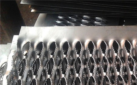 不銹鋼鱷魚(yú)嘴金屬防滑網(wǎng) 不銹鋼鱷魚(yú)嘴金屬防滑網(wǎng)