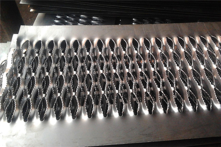 不銹鋼鱷魚(yú)嘴踏步板